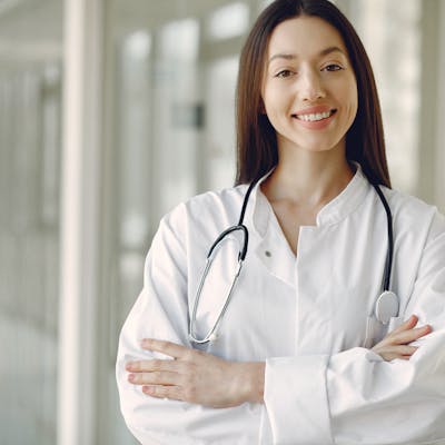 Docteur en blouse blanche avec stéthoscope