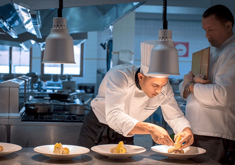 Chef cuisinier en tenue professionnelle