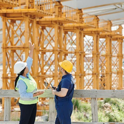 Ouvriers BTP en vêtements de travail sur chantier